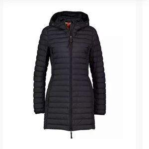 Parajumer  - Säljer denna jackan, använd fåtal gånger då de nt va riktigt min stil. Köpte den för 4799kr o kan såklart diskutera priset. 