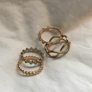 Fyra guld ringar - Fina ringar som inte används mycket. Skulle tro storleken är M❤️