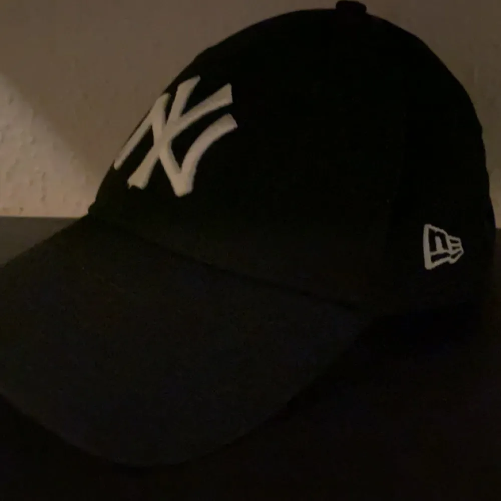 En svart keps från New York Yankees. Använd 1-2 gånger. Inprincip nyskick. 75kr + 48kr frakt. Accessoarer.