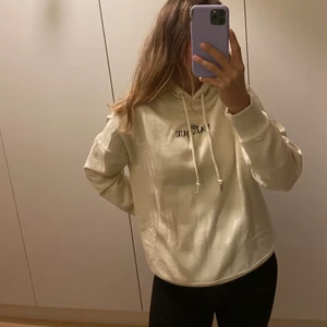 Hoodie - Jättefin vit/beige hoodie från Amisu som jag köpte i New Yorker.Bra skick och väldigt skön. Storlek S men passar som M