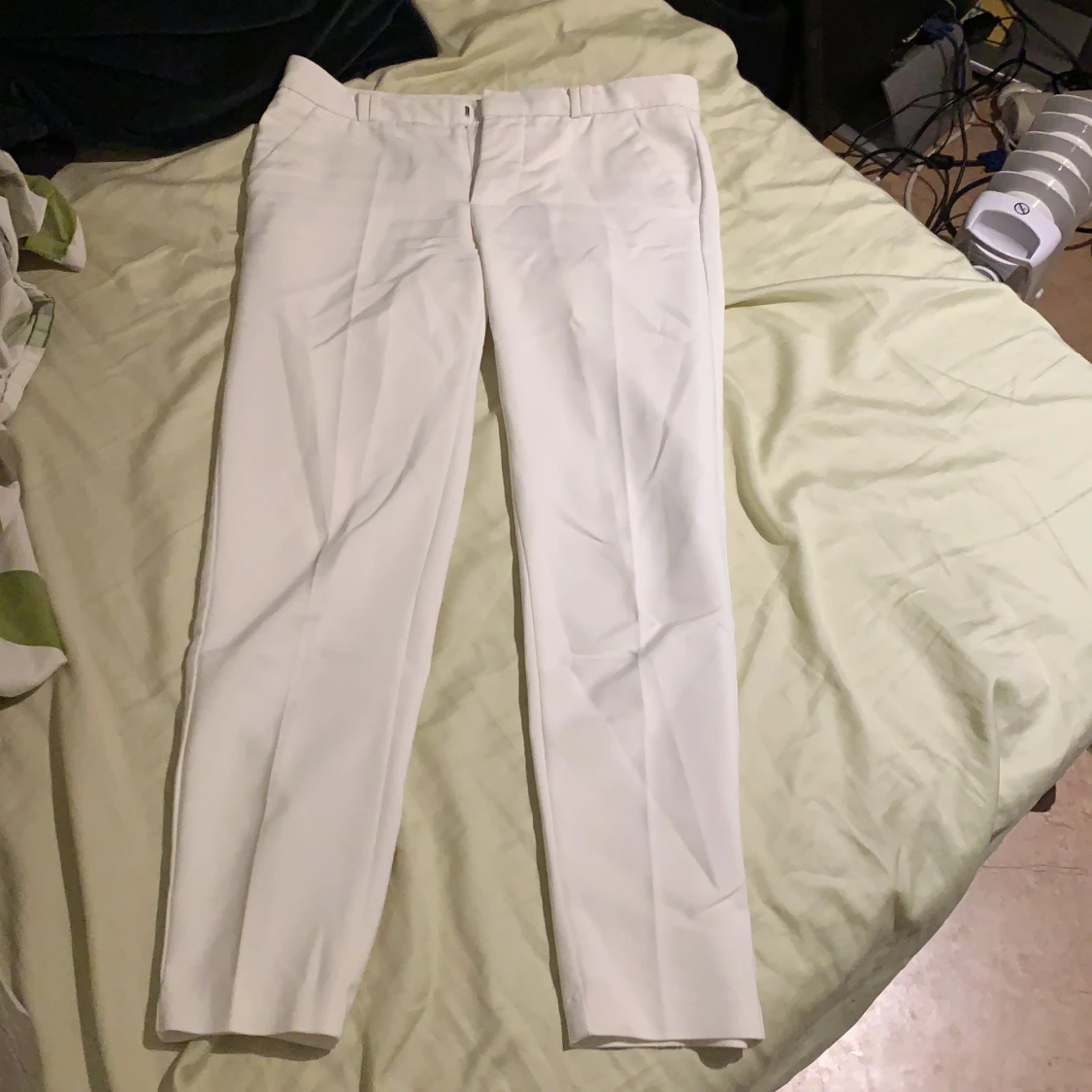 Vita kostymbyxor, 36