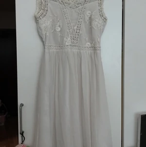 Vera moda klänning  - En festklänning från vera moda i storlek XS men passar också S snvänd 2-3 gånger fint skick. PM för fraktkostnaden, skicksr spårbart.