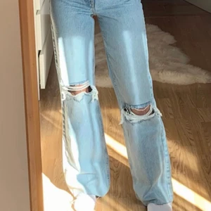 Zara jeans - Säljer dessa jättefina slutsålda zara jeansen. Använt ett fåtal gånger och där av i nyskick! Storlek 36, men passar även 38. Säljer då de inte kommer till någon användning längre. Nypris 400, jag säljer för 200. (OBS LÅNADE BILDER)💘💓💕