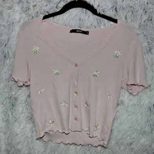 Croptop  - Jättesöt ljusrosa croptop från bikbok med broderade blommor och knappar. Helt ny, aldrig använd. Storlek s.