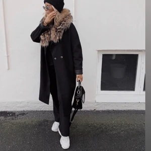 Kappa från nakd - Längre kappa från Nakd i storlek 36/38. Lite oversize i modell! Slutsåld på hemsidan så säljer därför 300kr 