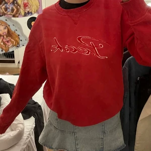Röd sweatshirt  - Perfekt nu till hösten/vintern!!! Från Peak Performance köpt second hand. Jättebra skick, tjockt material med bra kvalité. Ej nopprig. Jag är en S/M för referens. Köparen står för frakten - 66kr. 🍁