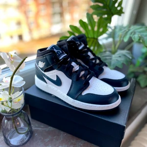 Jordan 1 ~ Mid Midnight navy - Äkta Jordan 1 mids gs ~midnight navy                                                                     Strl. 37.5eu                                                                               Pris 1500kr.                                                                        Skickas dubbelboxat!                                                                           Spårbar frakt 99kr, försäkrad spårbar frakt 184kr.💞💞      