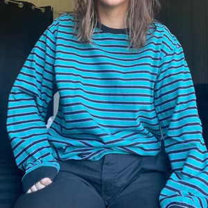 Långärmad tröja - Nypris 700, nu 150. Finns ingen storlek men ca M/L