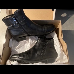 Oanvända Damkängor-Ara liverpool black,  - Oanvända damkängor i skinn säljes för 799kr. Köpta under hösten 2021. En rekommenderad vardagssko som är snygg, både till byxa och klänning/kjol. Den är bekväm och är lätt att ta av och på. 