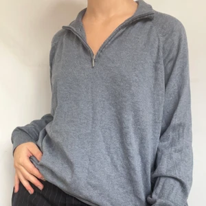 Blå halfzip - Underst blå halfzip stickad tröja. Plagget är i gott skick utan Syndliga defekter. Jag på bilden bär oftast S i toppar men tröja. Passar upp till L beroende på önskad passform. 