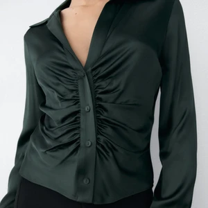 Grön satinblus Zara - Storlek S, men väldigt liten så skulle säga att den är mer som en XS. Bara använd några gånger, nypris 400 kr 🥰 kan skicka egna bilder också