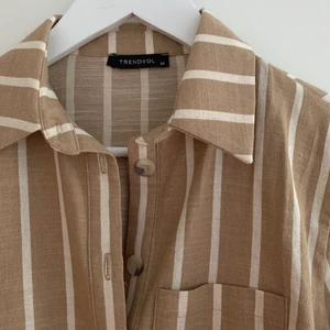 Trendroyal skjorta - Beige skjorta med vita ränder i storlek 34 🤎 Aldrig använd