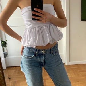 Trendig topp - Supersnygg offshouldertopp med smickrande veckningar som passar till allt!🤩 Pris + 66kr frakt! Storlek M men passar S och xs pågrund av stretchig resor!