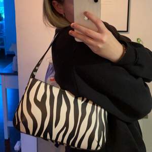 Hej! Säljer nu min zebra väska från bershka då den inte kommer till användning. Användt den endast en gång, så den är i nyskick! Den är köpt för 300kr på bershka och finns inte på sidan att köpa! Hör av er om ni har frågor eller funderingar!💗💞