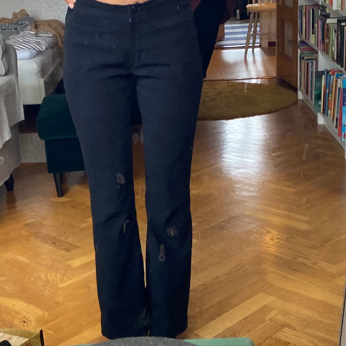 Svarta utsvängda byxor i storlek S 