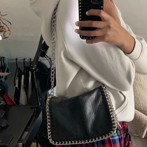 Tiamo väska - Svart mellan tiamo väska som är köpte för några år sedan🖤, Säljer för ganska billigt då färgen på kedjan har försvunnit på vissa ställe(originalpriset var 450, skriv för fler bilder och frågor)🤍