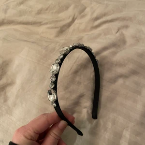 Diadem - Fint diadem, säljer för att jag inte använder den längre. Fint skick! Frakt ingår inte i priset. Kontakta för mer info💗