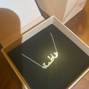 Silver namnhalsband  - 925 silver Namn halsband på arabiska med namnet Fatima. Köpt på myka, aldrig använd och priset kan diskuteras vid snabb affär. Kvitto finns. 