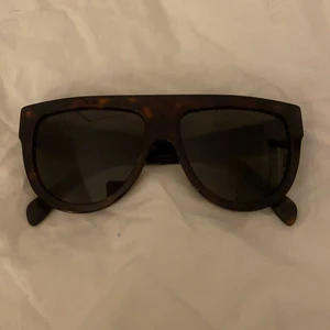 Celine aviator solglasögon - Säljer dessa Celine sölglasögon pågrund av att dom ej passa mig. Aldrig använda. Köpta för 3.300 i Celine butiken i Amsterdam. Ask tillkommer!