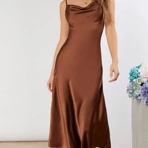 Satin kläning  - Precis som på bilden.Jag har använt den bara under en kväll.