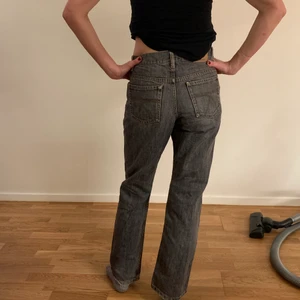 Supersnygga gråa lågmidjade jeans  - Så fina! Köpta second hand säljer då de är lite korta på mig som är 168 cm. Är i storlek 170 barn men passar både xs-s tror jag❤️ jag har s som preferens