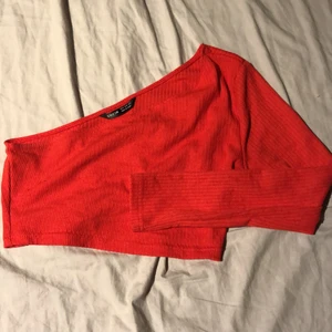 Shein, röd, storlek 38 - Köpt från shein, väldigt snygg färg och sitter väldigt fint. Använder den aldrig tyvärr. 