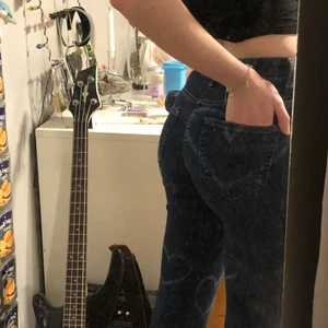 Flare jeans - Bootcut jeans från BikBok som jag blekte hjärter på. Storlek XS men passar mig som vanligtvis har W27L32. Använda några gånger och är i perfekt skick. Skulle passa fint nu till alla hjärtans dag .Köparen står för frakt💕☺️