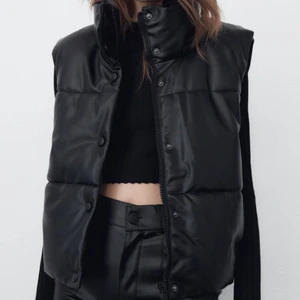 Zara väst - Säljer min fina väst från Zara i storlek S. (Passar även XS/M) Ursnygg men jag har tycker inte jag passar i den😅 använt den 1 gång och därav säljer jag den för 400  (kostar 559 på hemsidan) då den är i toppskick!! Priset går självklart att diskutera vid snabbaffär. Fler bilder? Kontakta mig 💕