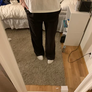 Zara kostymbyxor  - Svinsnygga kostymbyxor från ZARA! Helt nya och aldrig använt, men säljer för att jag inte får någon användning för de tyvärr :( köpta för 300kr säljer för 149kr+frakt 