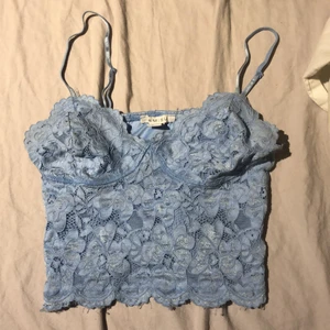 Blått linne från New Yorker, storlek M - Riktigt fin topp från New Yorker. Köpte de i somras och har använt de ett fåtal gånger så det är så gott som nytt. Älskar färgen och materialet. 