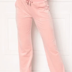 Juicy couture  - Säljer mina juicy couture byxor i färgen Pale pink i storlek S