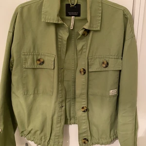 Bershka jacka - Säljer denna vårjacka från Bershka. Ursnygg men känner att det inte är min stil längre. Den är i storlek XS men passar även S. 💕
