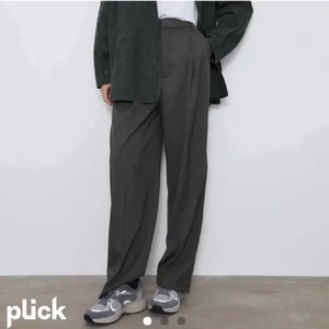 Zara kostymbyxor  - Gråa kostymbyxor med pressveck från zara. Står storlek xs men passar mer en S. Byxorna är oversize och i väldigt bra skick, endast använda ett fåtal gånger. Frakt tillkommer.