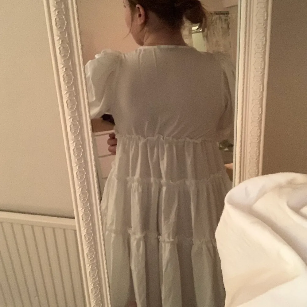 Säljer min vita JÄTTEFINA klänning från Shein, endast testad 1 gång.. Klänningar.