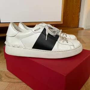 Valentinoskor - Säljer mina Valentinoskor som jag köpte i somras på Farfetch för 5000kr. Äkthetsbevis, nya skosnören och kartongen etc. följer med. Använda, därav priset 🌸