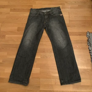 Stora baggie svarttgråa jeans - As snygga jeans som tyvärr är för stora för mig. Jag är storlek 38/40 och 168cm lång och dem är lite för lösa på mig så ni får storleks referens ❤️ skriv privat för mer frågor eller bilder. Den som kommer med högst bud får dem