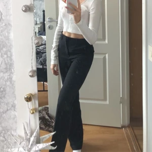 Kostymbyxor - Så snygga svarta kostymbyxor från Bik Bok! Säljer då de inte kommer till användning lika mycket längre🖤 Väldigt sparsamt använda och i fint skick! köpare står för frakten, skriv privat vid frågor🖤🖤