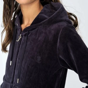 Juicy couture  - Säljer en juicy couture kofta, i färgen night sky. Den är i Storlek L, men är liten i storleken. Så den passar även Xs-S. 650+ frakt 