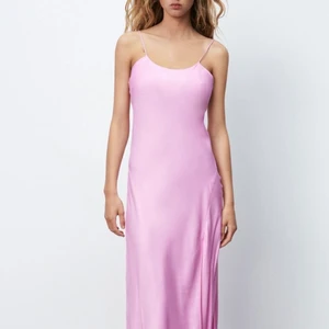 Rosa satin klänning - Zara - Rosa satin klänning från Zara i storlek S. Oanvänd med prislapp kvar. Paketet skickas spårbart och köparen står för frakten. Ingen returrätt! Önskar du flera bilder så kontakta mig.