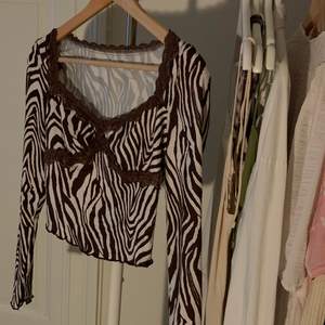 Långärmad tröja med  vitt och brunt zebramönster, passar Xs/S! Säljes för 100 kronor, kan mötas upp i Helsingborg annars står köpare för frakt 🌝