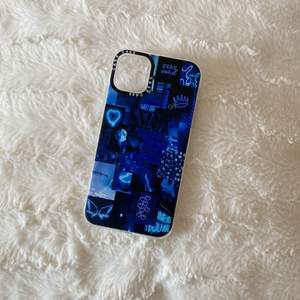 Ett mobilskal som it har används så mycket i en murk blå färg med neon detaljer 