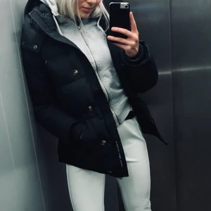 Boomerang jacka XXS svart - Supervarm och mysig vinterjacka från boomerang, modell ”Alexandra” i storlek xxs men är stor i storleken och därmed mer som en xs. Nypris: 6000:-  Säljer då den blivit för liten för mig. Välanvänd men i bra skick! Inga skavanker eller liknande. Skriv gärna för fler bilder och/eller mer info :)