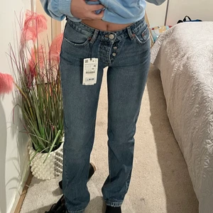 Zara jeans - Säljer dessa jättepopulära mid rise Zara jeans i storlek 36, som tyvärr är små för mig! Jeans är helt ny och slutsålda på Zaras hemsida! Buda i kommentarer eller privat! 💕✨