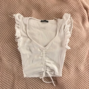 Vit topp - Säljer denna vita toppen från zara som jag köpte i somras, och använd ett fåtal gånger☺️