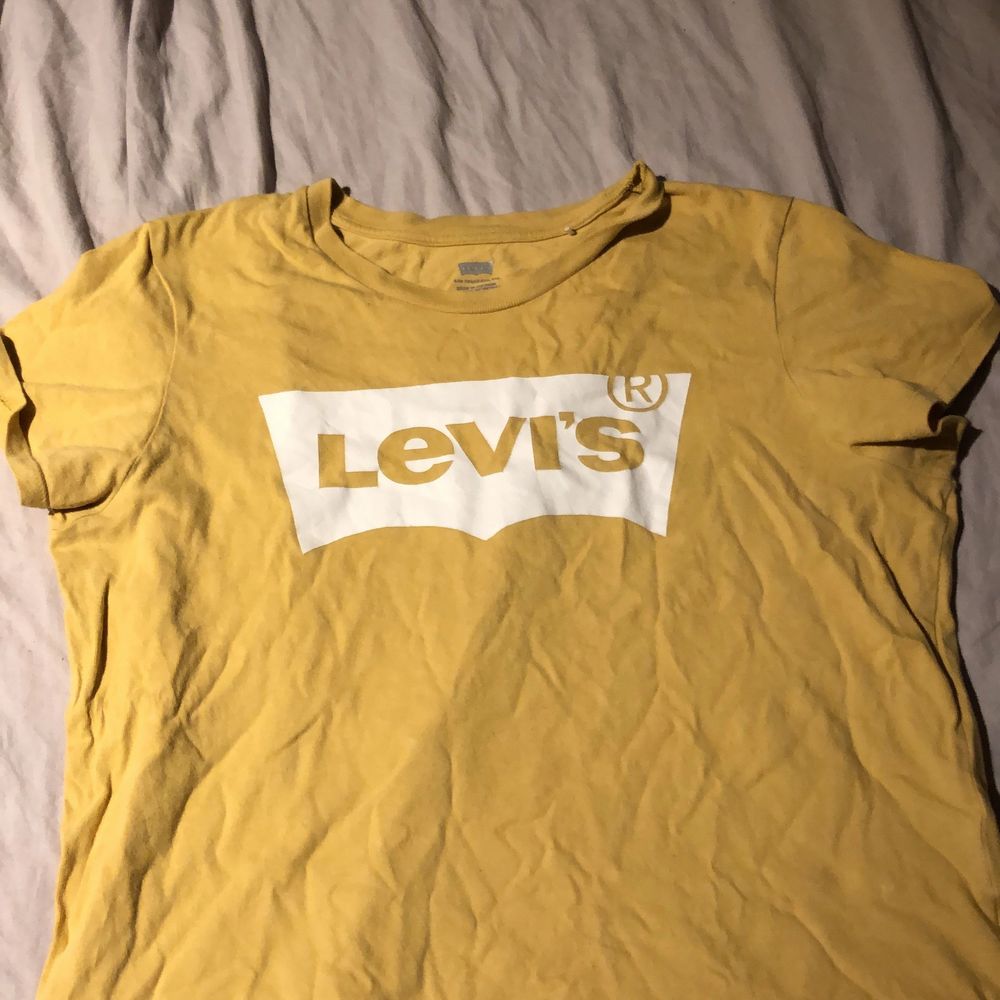Gul Levis t-shirt - Levi's | Plick Second Hand