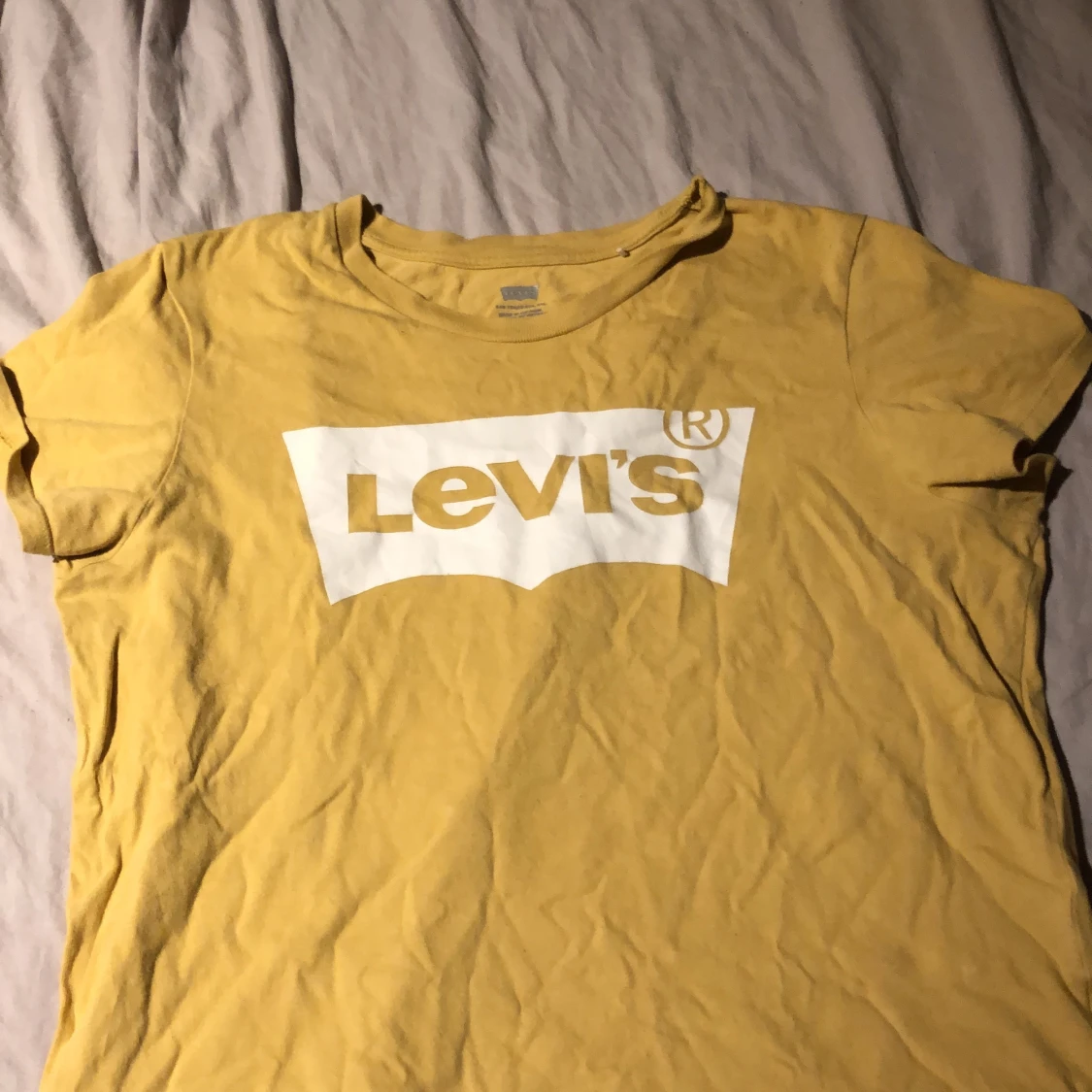 Gul Levis t-shirt