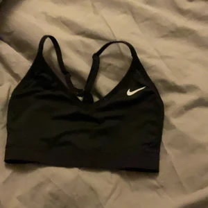 Nike tränings bh - Endast testad men säljer för att den inte andvänds