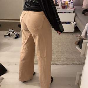 Ett par super fina jeans, jag är ca 170 så är man lång passar dem perfekt och är man kortare kan man klippa av ❤️