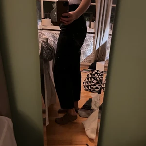 Mörkblå jeans från zara - Raka aningen cropade mörkblå jeans. Jag är ofta storlek 25/26 i jeans och dessa är ganska stora i midjan på mig. Sparsamt använda.