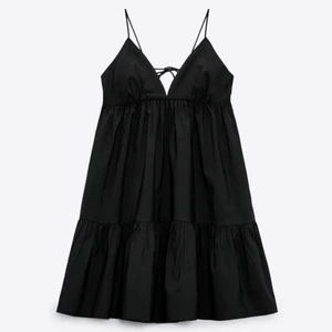 Klänning Zara - Intressekoll på denna jättefina klänning från Zara! Köpt i somras och slutsåld på hemsidan. Säljer endast vid bra bud. Buda privat💞 KÖP DIREKT: 400